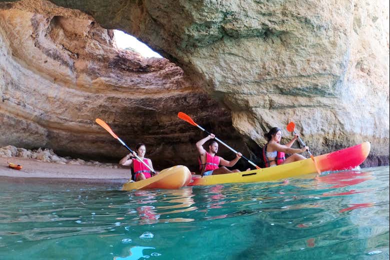 Remando en el interior de una cueva