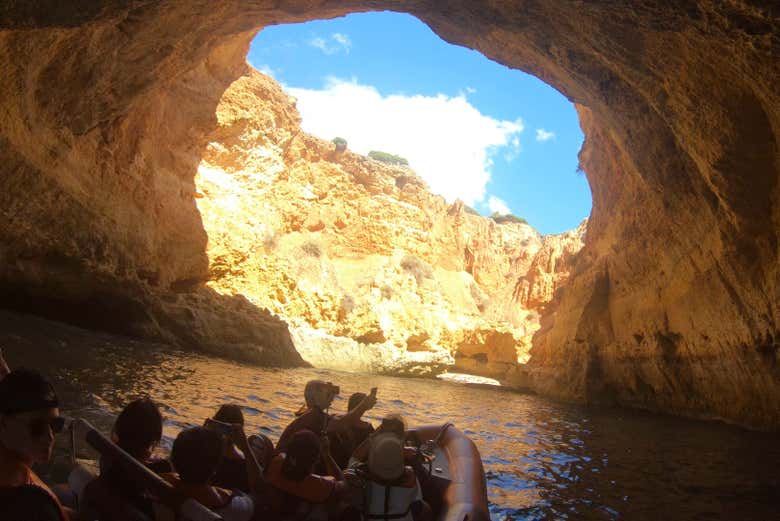 Veremos con el sol se cuela en el agujero de la cueva de Benagil