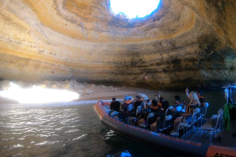 Impresionantes vistas del interior de las cuevas de Benagil
