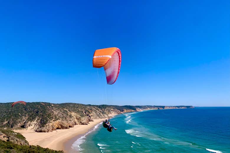 Parapendio sulla spiaggia di Furnas