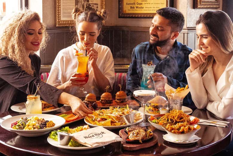 Gruppo di amici all'Hard Rock Cafe Lisboa