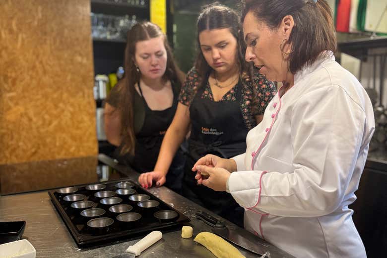 Disfrutando de la clase de pasteles de nata