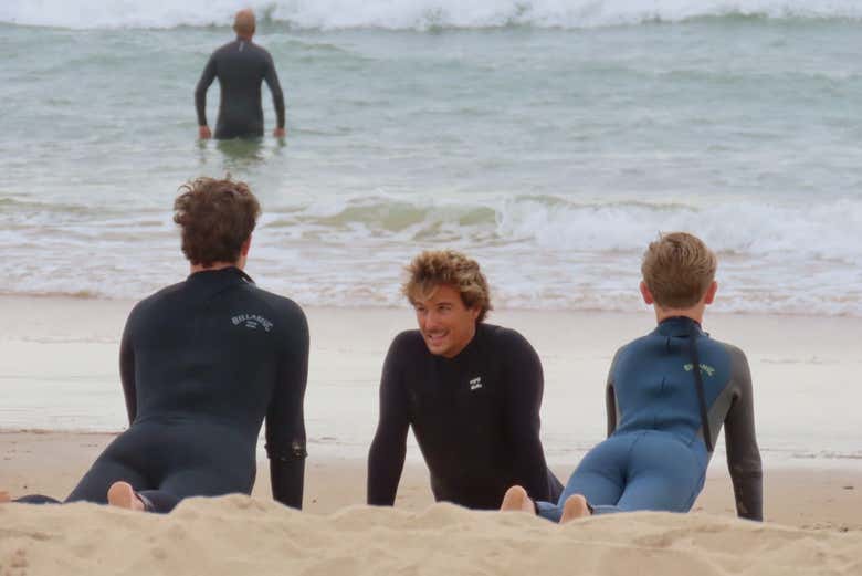 Você aprenderá técnicas de surfe na areia da praia
