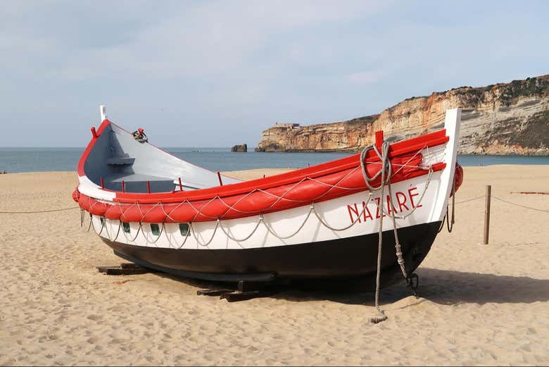 Una barca en la playa de Nazaré