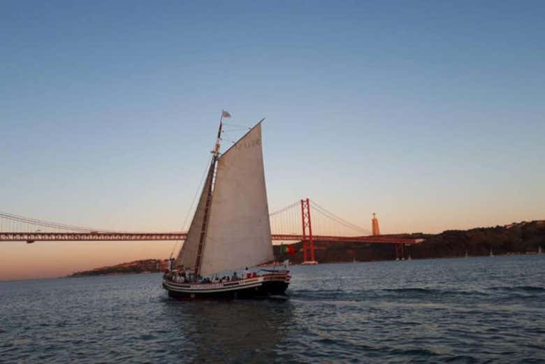 Navigando sul Tago al tramonto