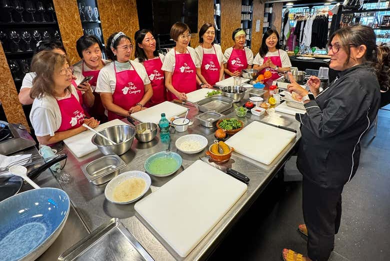 Atendiendo a las explicaciones del chef