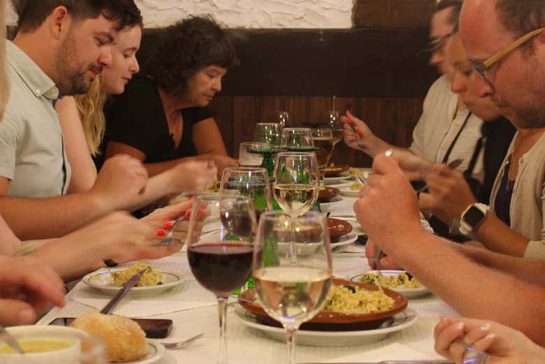 Gustando uno dei piatti del tour