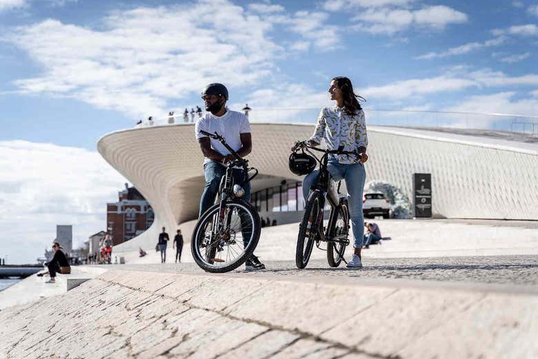 Cycling along the coast of Lisbon