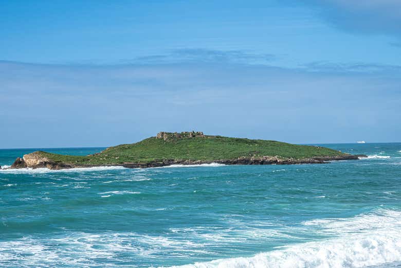 La isla de Pessegueiro se ve desde Porto Covo