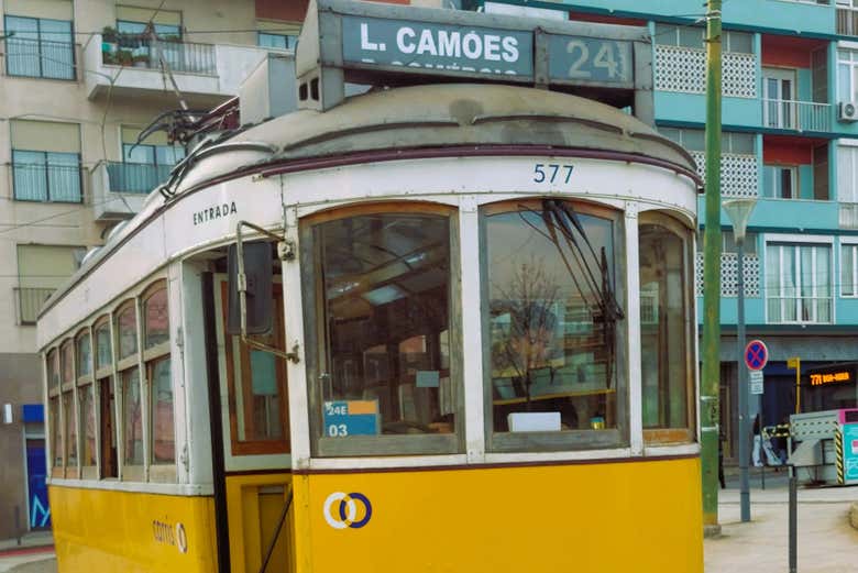 Subiremos a bordo del mítico tranvía 24 de Lisboa