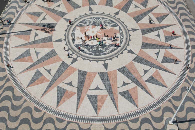 Look at Rosa dos Ventos, right by the Padrão dos Descobrimentos