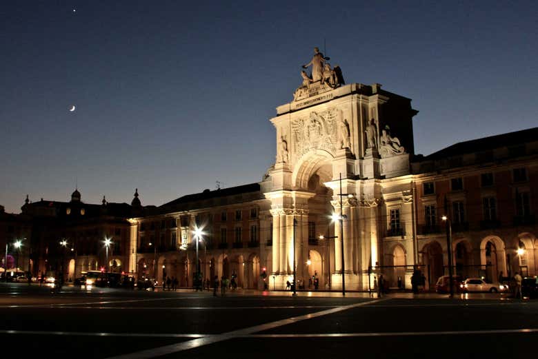 Marvel at the Arco da Rua Augusta lit up against the night sky