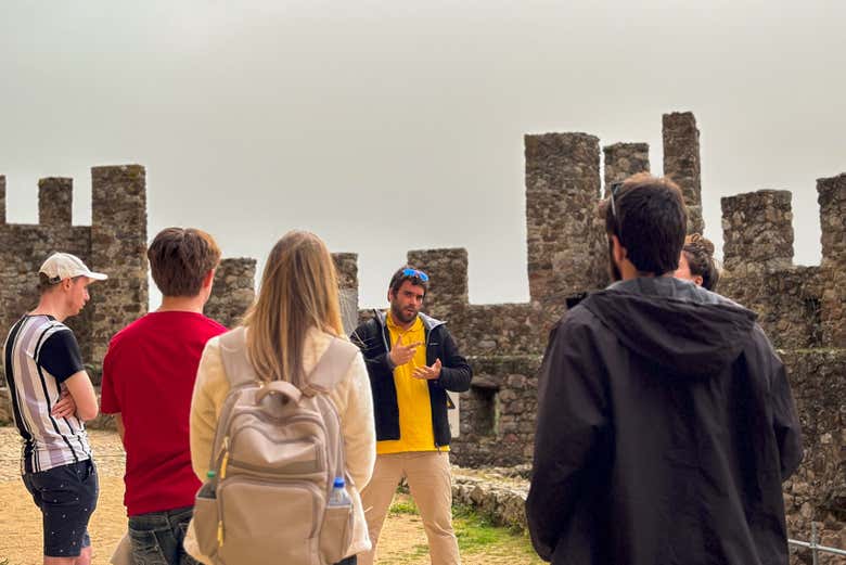 Atendiendo las explicaciones del guía