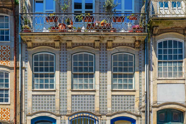 Fachada tradicional portuguesa de azulejos