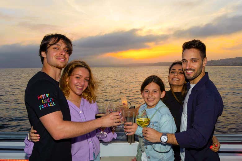 Uma família brindando a bordo do barco
