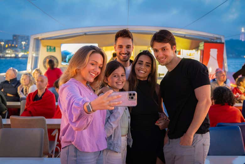 Uma família tirando uma foto no convés do navio
