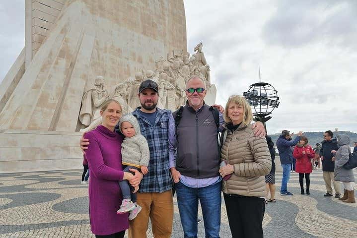 Uma família fazendo o tour de escala