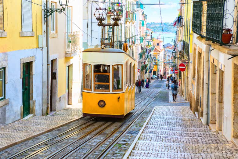 Célèbre tramway funiculaire jaune