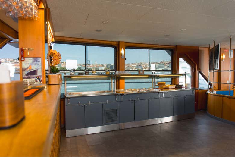 El interior del crucero con brunch por el río Tajo