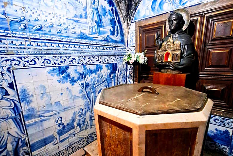Pila bautismal en la iglesia de San Antonio