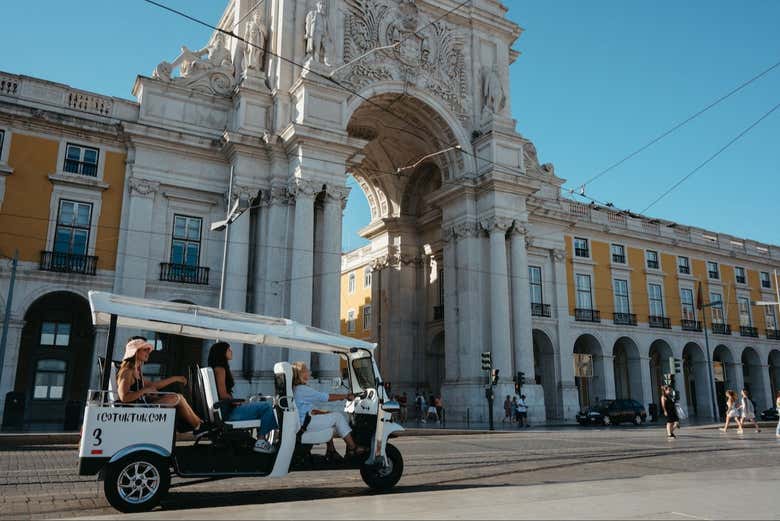 Drive past the grand triumphal arch at Praça do Comércio