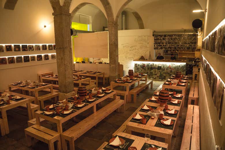 Tables dressées pour le dîner