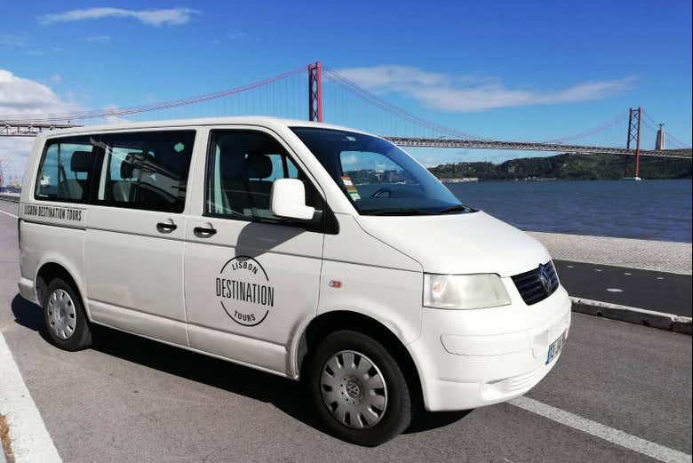 Atravessaremos a Ponte 25 de Abril em um micro-ônibus