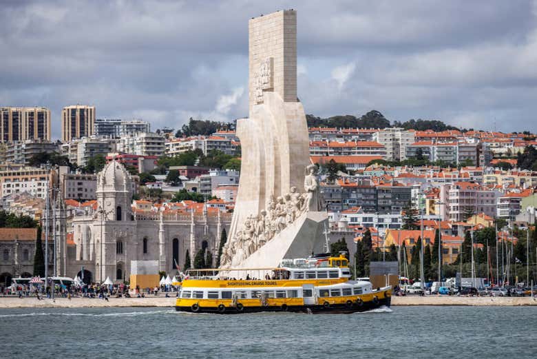 El barco turístico navegando por el río Tajo