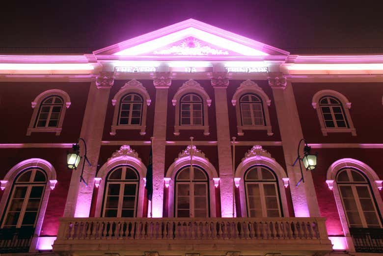 Teatro da Trindade com a fachada iluminada