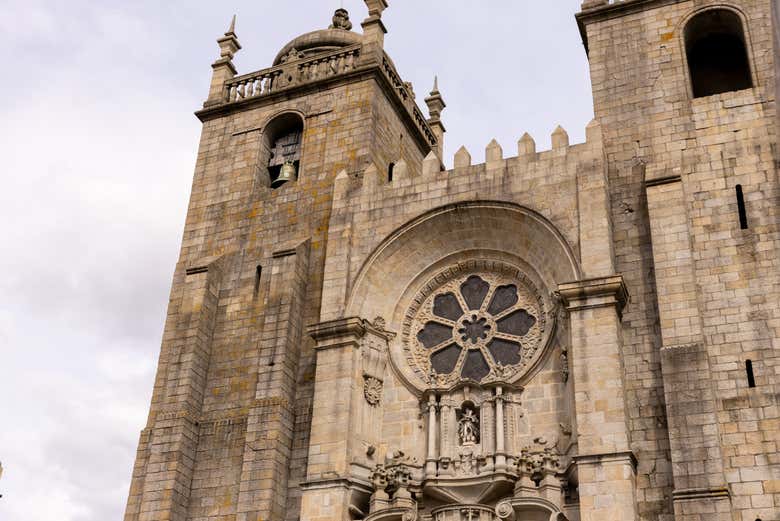 Vista de la fachada y torre de la iglesia catedral de la Sé