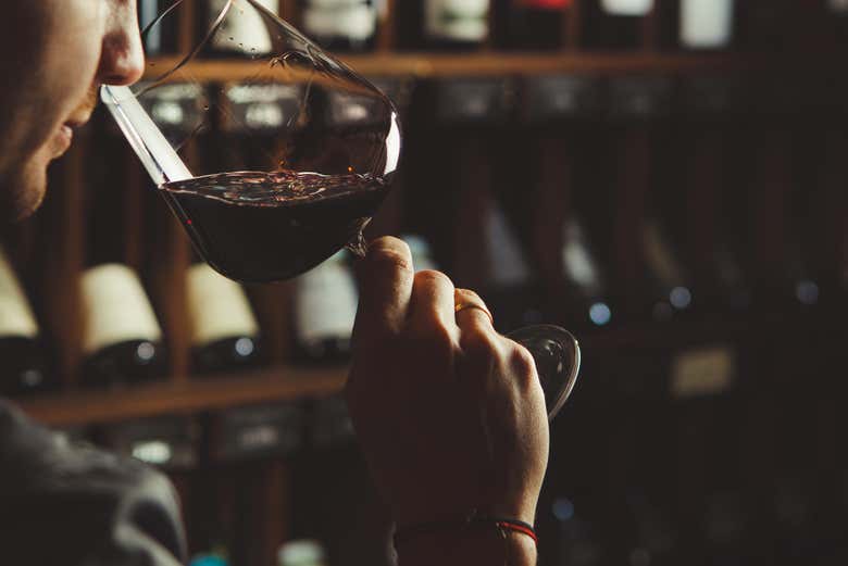 Disfrutando del aroma de uno de los vinos