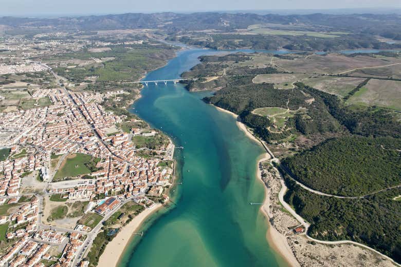 Vila Nova de Milfontes se ubica a orillas del río Mira