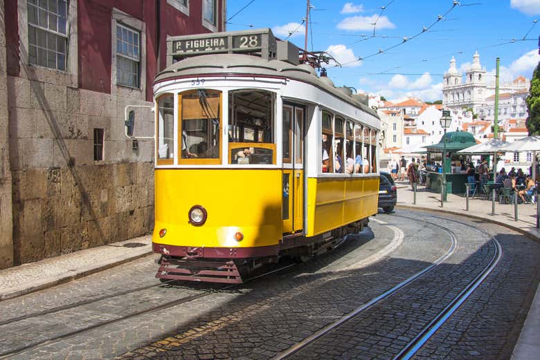 Un tranvía en las calles de Lisboa
