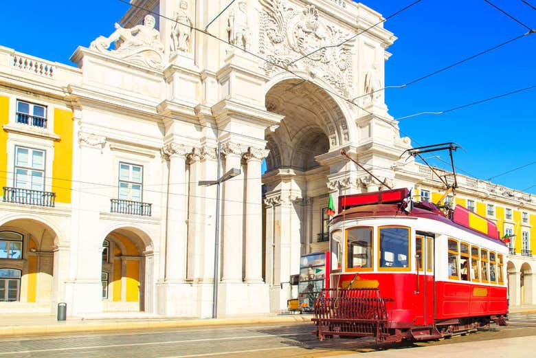 Panorâmica de um bonde na Praça do Comércio