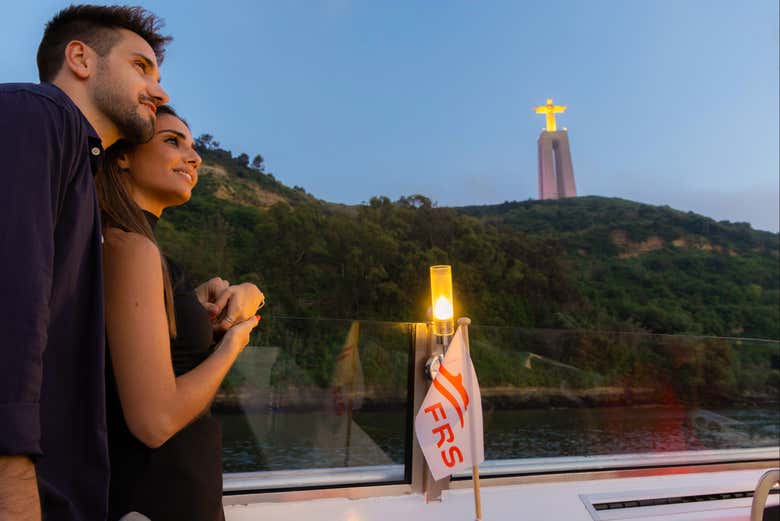Um casal desfrutando de um momento muito romântico