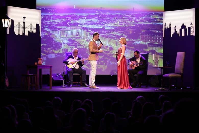 Un couple d'artistes chantant