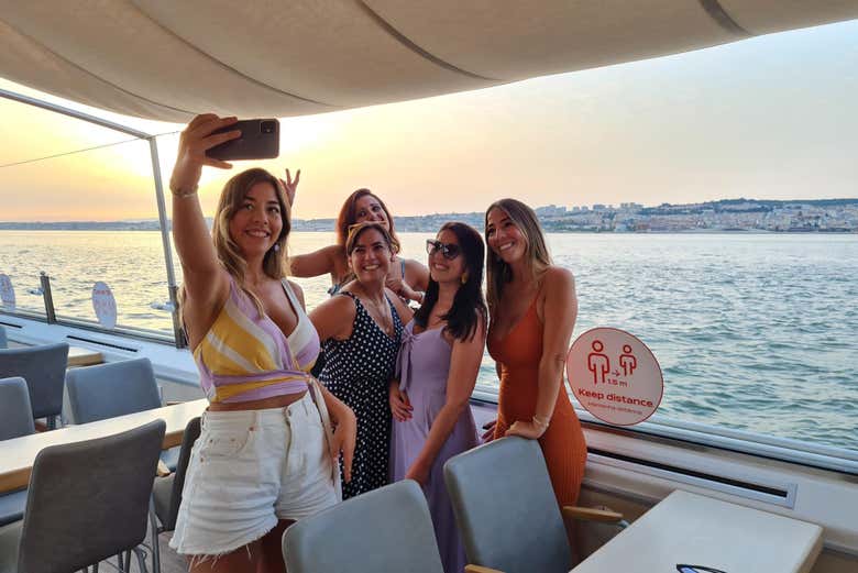 Um grupo de amigas tirando uma selfie no barco