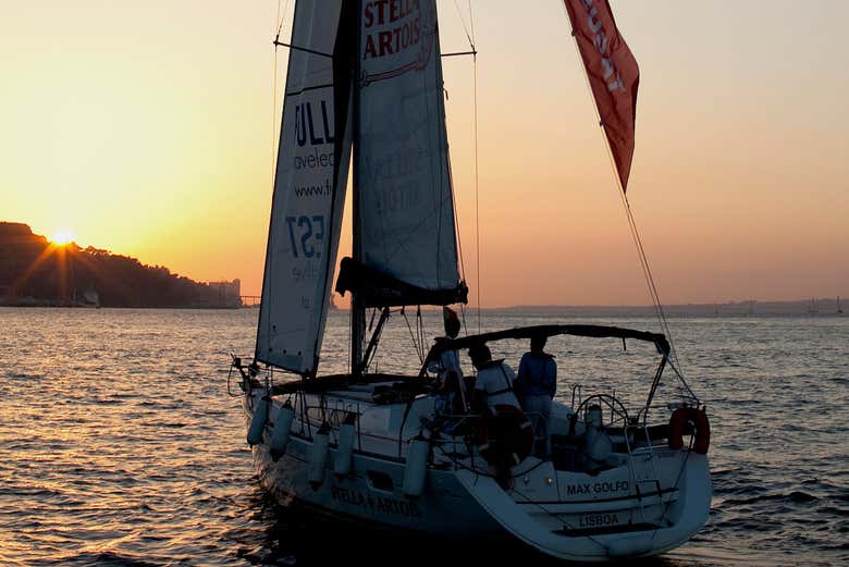 Voilier au coucher du soleil