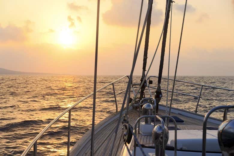 Paseo en velero al atardecer