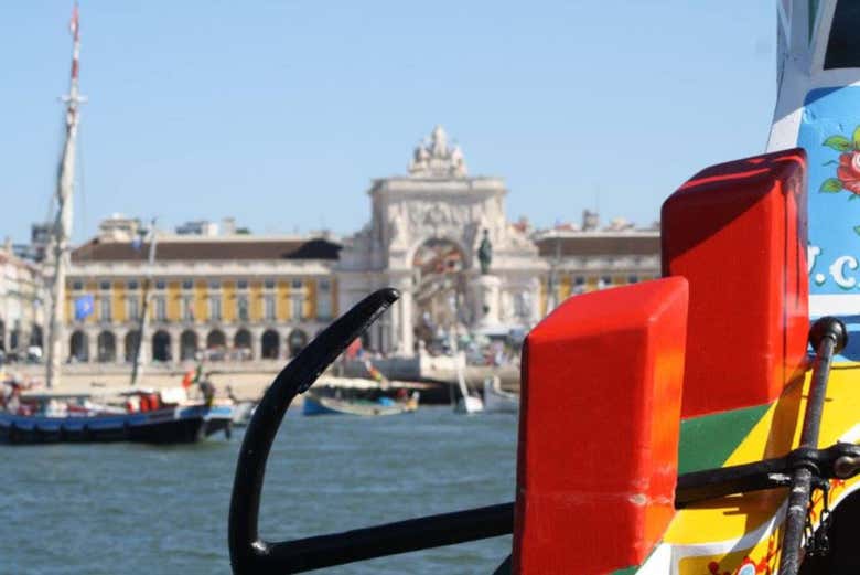 Praça do Comercio vista dalla barca tradizionale
