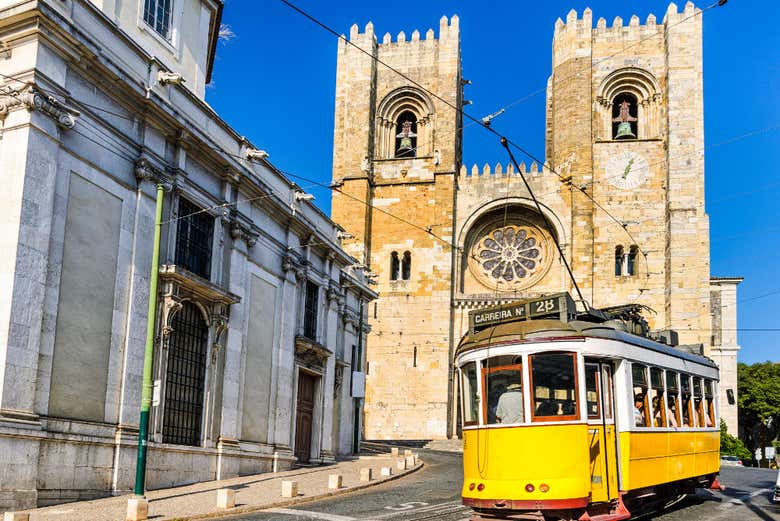 Tranvía frente a la catedral de Lisboa