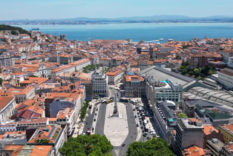 La praça dos Restauradores avec la mer en arrière-plan