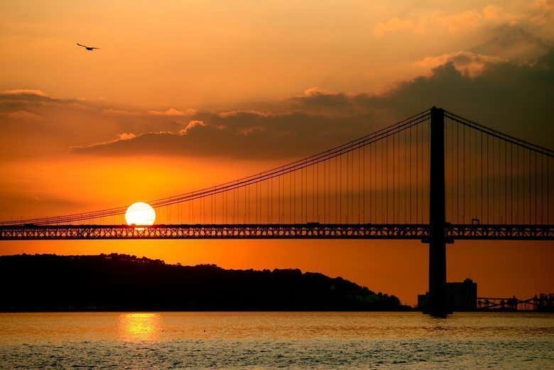 sunset-cruise-along-the-tagus-river-in-lisbon-lisbon
