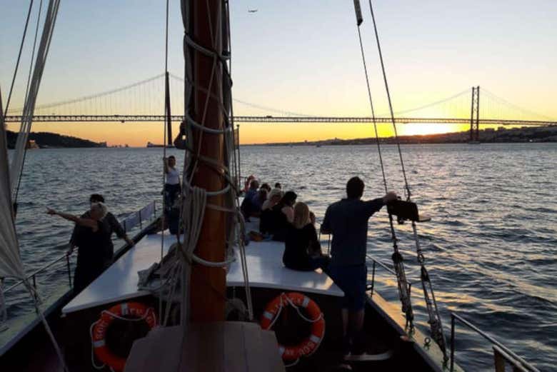 Ponte 25 Aprile al tramonto
