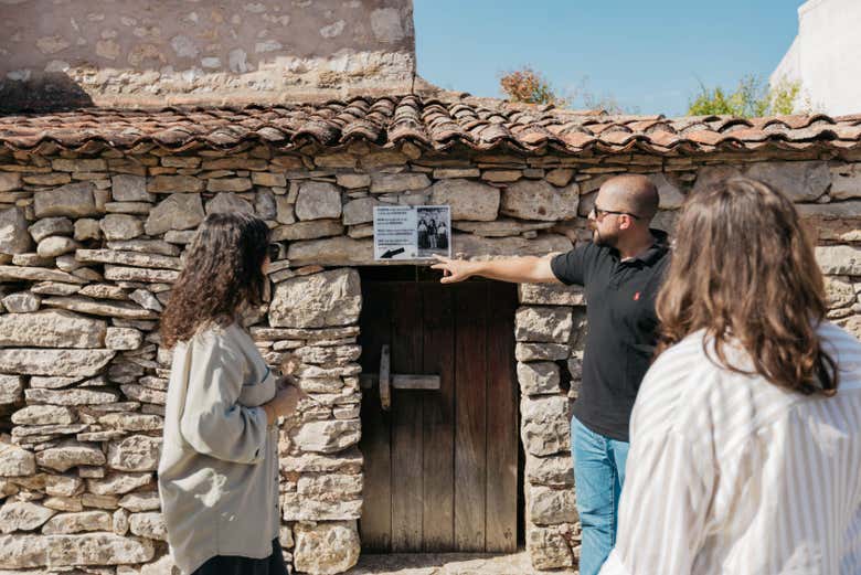 El guía señalando la casa de los pastorcitos en Fátima