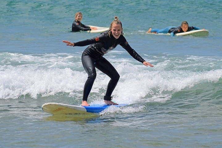 Surf nella spiaggia di Carcavelos