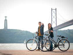 In bici vicino al Ponte 25 de Abril