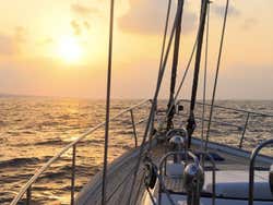 Un giro in barca al tramonto