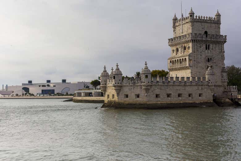 Torre di Belém dal fiume Tago