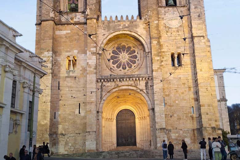Fachada iluminada de la Sé de Lisboa